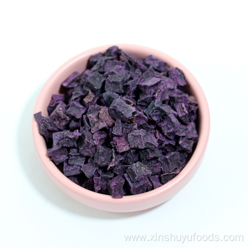 Чистый натуральный фиолетовый картофель нарезанный кубиками